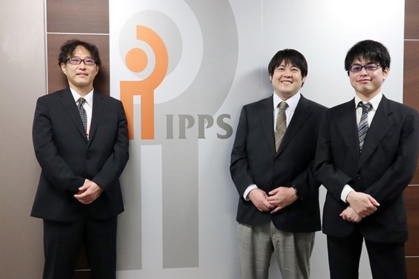 左から アイピー・パワーシステムズ株式会社 カスタマーオペレーション部　湯浅部長、朝桐チームリーダー、永井氏