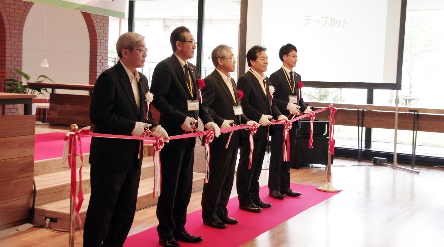 ＜左から、中澤社長、札幌市 石川副市長、北海道 浦本副知事、森会長、こどもカンパニー 渡辺様＞