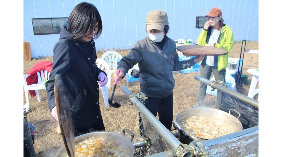 芋煮が完成しました。「味、大丈夫かな？」