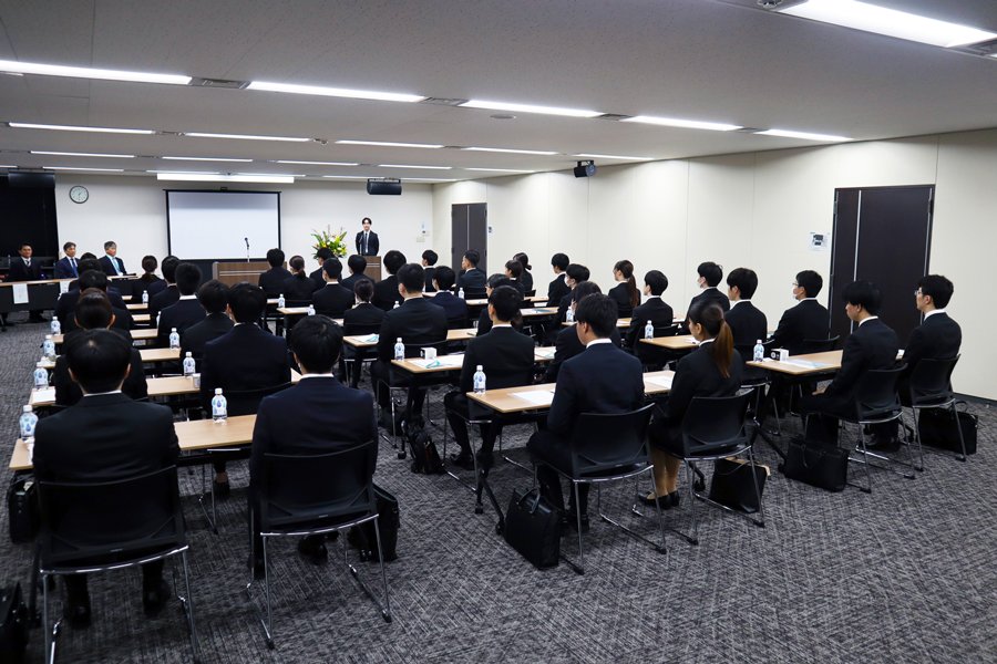 ＜スーツに身を包んで参加した学生たち。緊張感漂うなか、総合職（写真上）ITスペシャリスト職（写真下）それぞれの内定式がスタート！＞