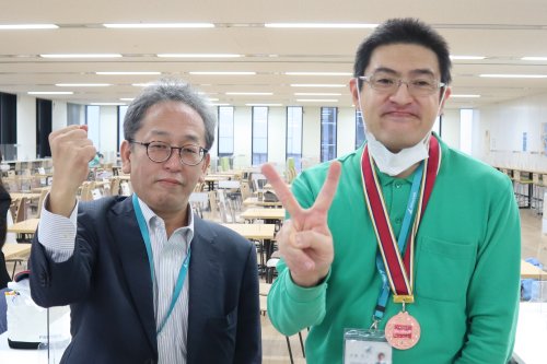 ＜左：ビジネスプラス代表取締役社長 鈴木　庸明さん、右：3位入賞の寺崎さん＞