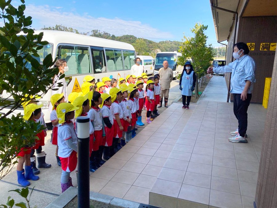 ＜晴天のなか、元気いっぱいの園児たちが「幸満つる 野蒜農園」に到着！＞