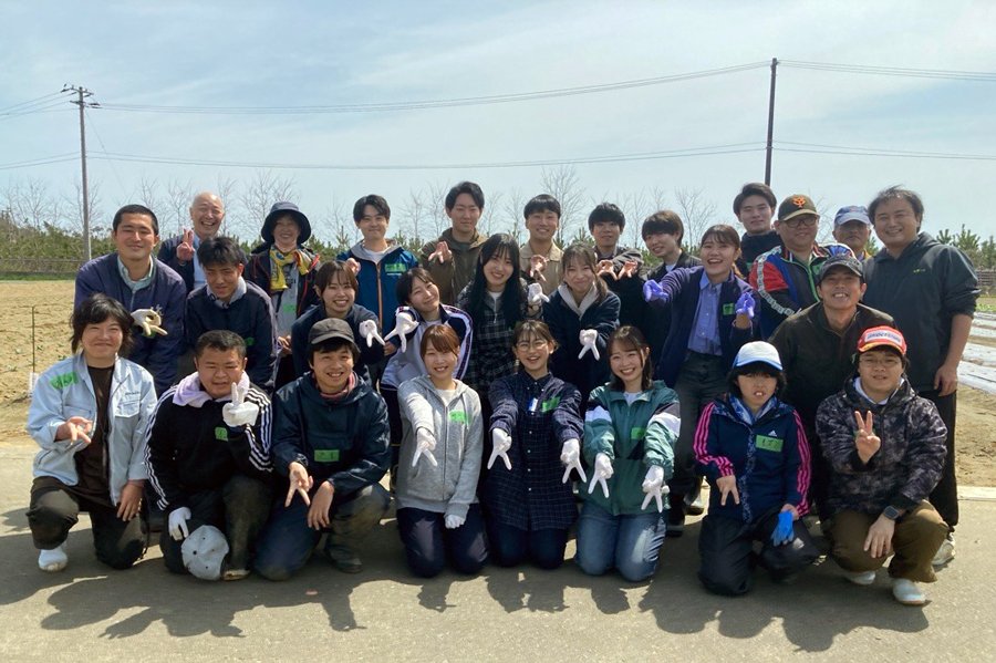 ＜アサヒ飲料様の新入社員14名と「幸満つる 野蒜農園」のスタッフで記念撮影＞