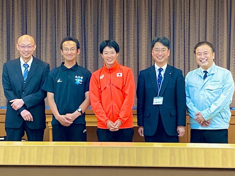 ＜今回が3度目の対面となる伊藤哲也副知事（右から2人目）と菅野選手（写真中央）＞