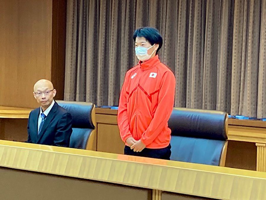 ＜しっかりと自分の言葉で決意表明を伝える菅野選手＞