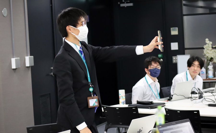 ＜趣味の一環で自宅内にネットワークを組んでいることを披露する姿も＞