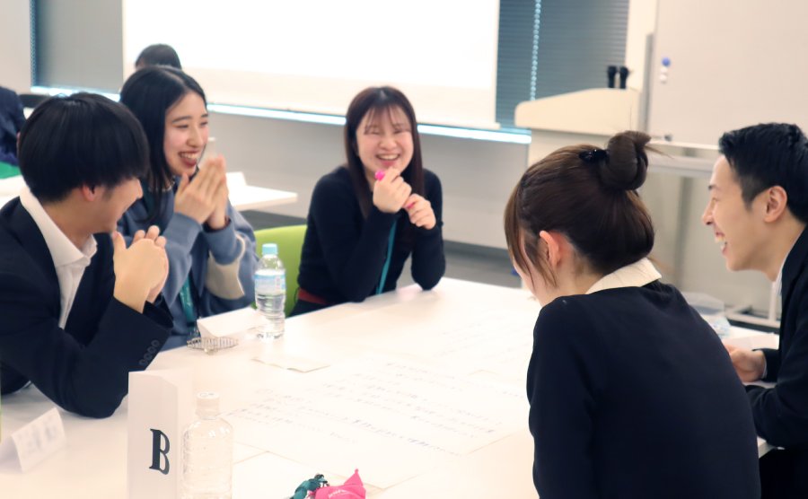 ＜ 入社1～3年目の社員が先輩・後輩関係なく交流 ＞