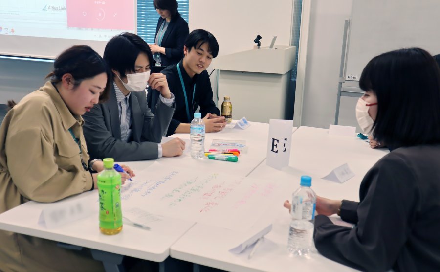 ＜ 業務課題とその原因、解決策についてメンバーを変えながらディスカッション。いろいろな意見が出ました ＞