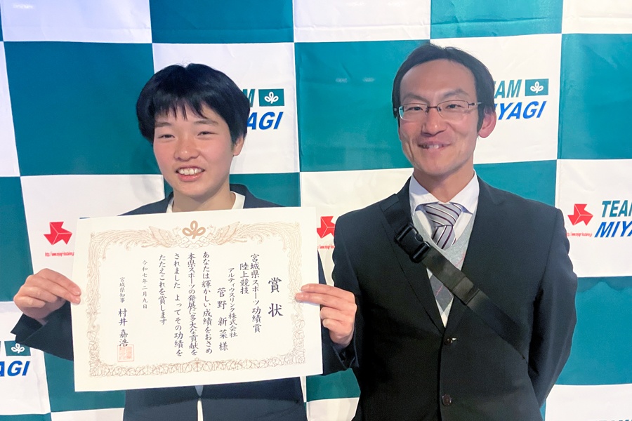 ＜菅野選手の指導にあたる濱中コーチと共に＞