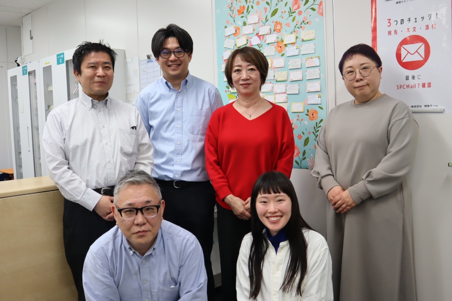 ＜2025年8月に移転した新しい職場で事務サポートユニットのメンバーと共に！＞