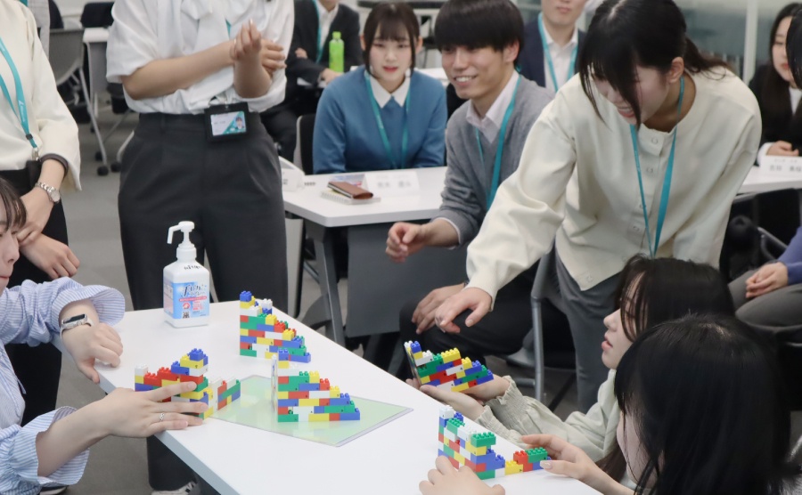 ＜ 各チームで作ったブロックタワーを見本と見比べます。中には完璧に再現できたチームも！！ ＞