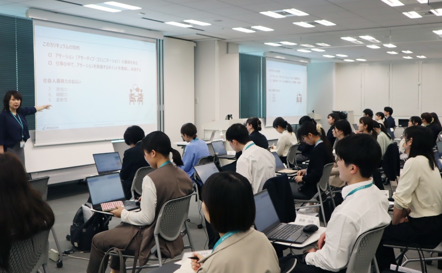 ＜ 新入社員が一同に会して集合研修を受講 ＞