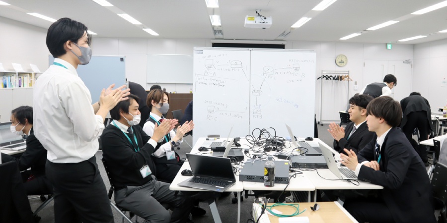 ＜原因を特定し無事に通信障害が復旧！皆で拍手をして讃えます＞