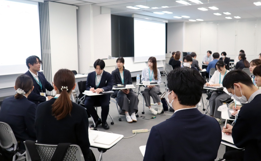 ＜ 先輩社員と交流する場が設けられ、新入社員も働くイメージが身近に感じられた様子 ＞