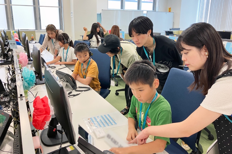 ＜ 小学生がパソコンやヘッドセットを使ってオペレーター業務を体験 ＞