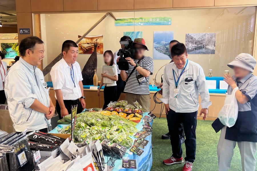＜ テレビ局の撮影もあり緊張しながらもお客様に野菜のご説明をしました　＞