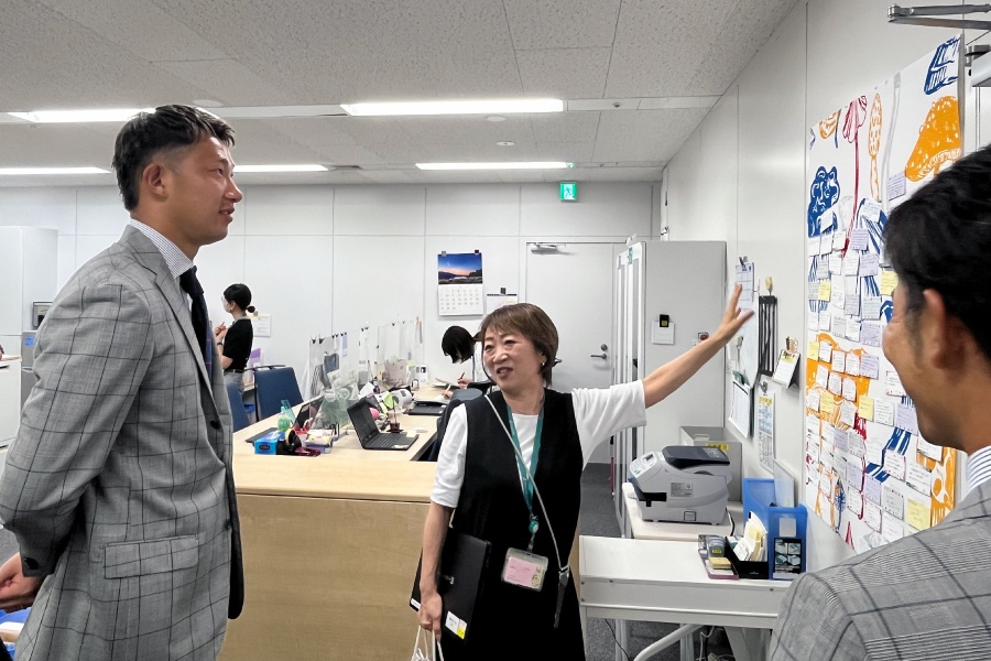 ＜執務室に掲示されているGOODコメントカード。偶然、FC東京の「アワーカラー」も使ったデザインだったため、波多野選手から「親近感がわきました！」と嬉しいコメントが＞