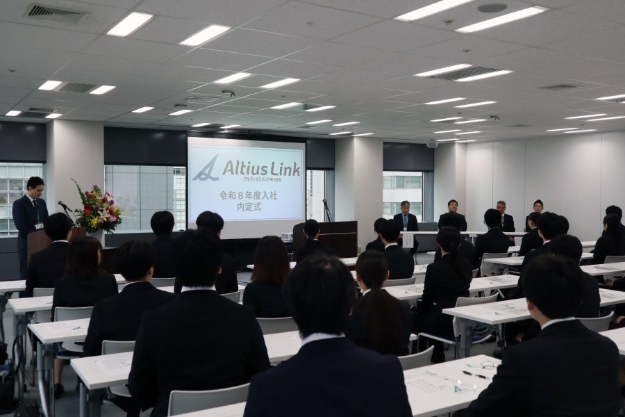 ＜ 基幹職（写真上）・ITスペシャリスト職（写真下）、それぞれの会場で内定式を執り行いました ＞