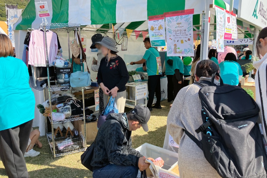 ＜ 従業員が持ち寄った不用品をフリーマーケットで販売。思わぬ掘り出し物が見つかるかも！？ ＞