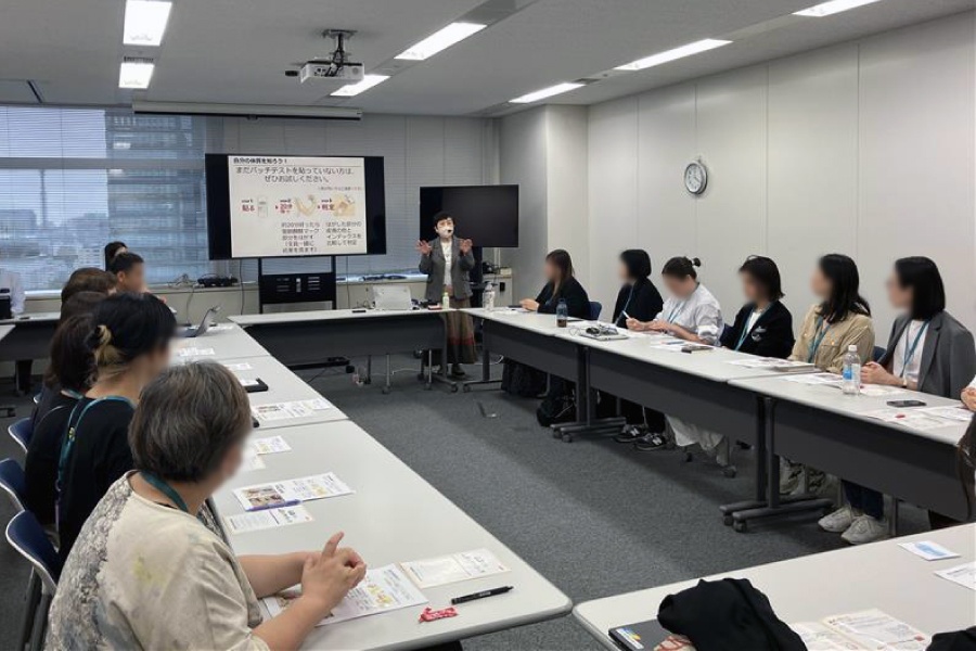 ＜「女性とお酒」編の様子。お酒が好きな人、飲めない人さまざまなメンバーがお酒との付き合い方を学びました＞