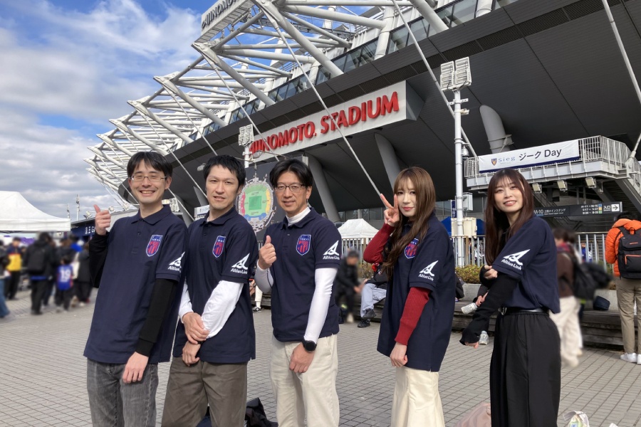 ＜参加者はお揃いのFC東京と当社のロゴ入りのポロシャツを着用してゴミ拾い活動を実施しました！＞