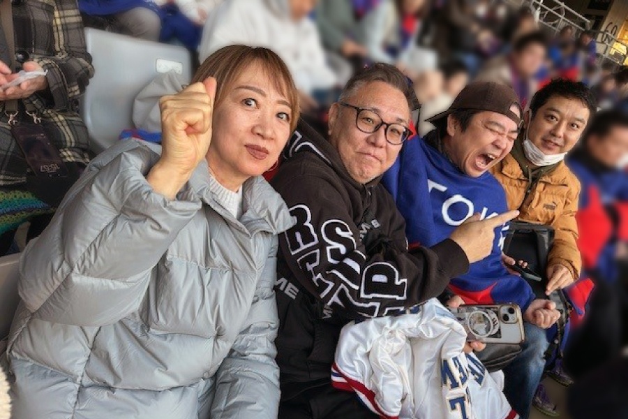 ＜試合観戦に行った事務サポートユニットのメンバー。貴重な機会に大盛り上がりでした！＞