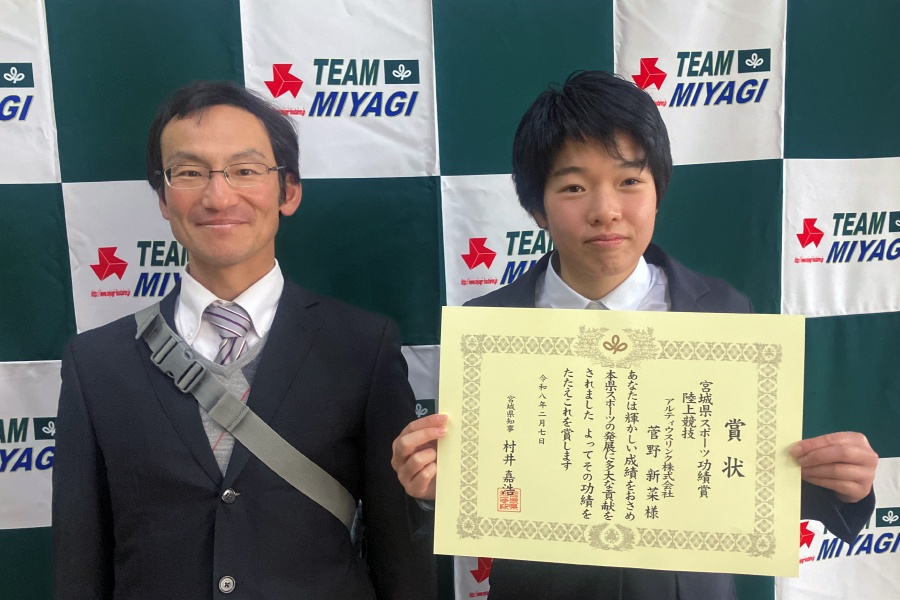 ＜ 菅野選手の指導にあたる濱中コーチと共に ＞