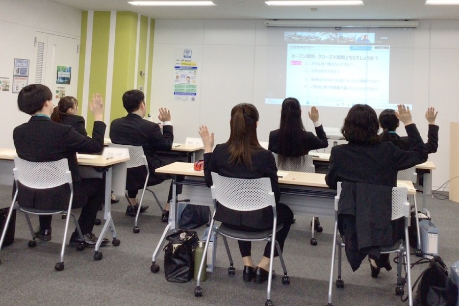 ＜手を上げて答えるクイズ形式で電話応対の基礎を学びます＞
