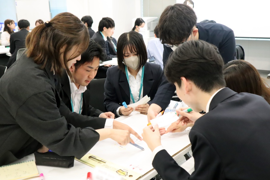 ＜ 答えが間違っていないか、みんなで一つひとつ指差し確認！ ＞