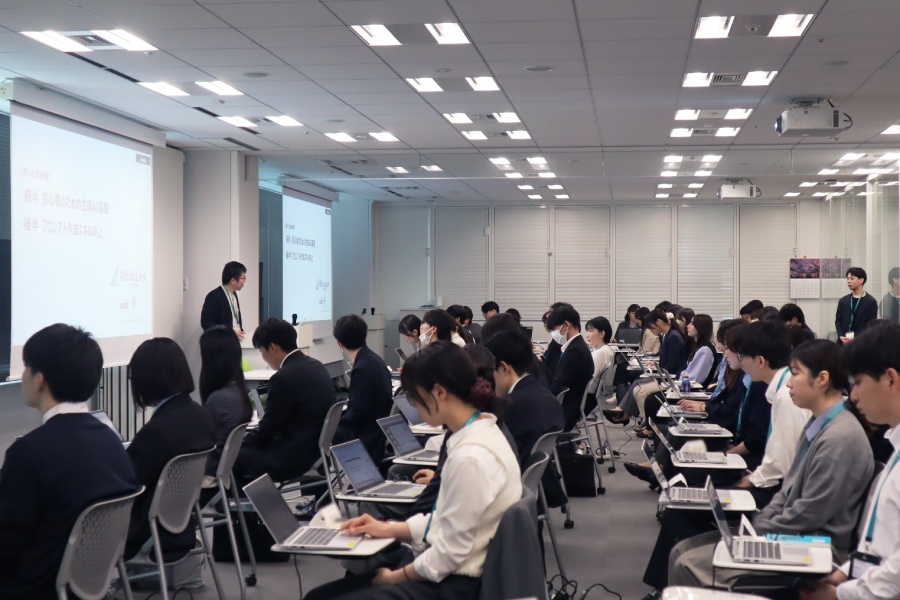 ＜ 新入社員向けに生成AIについて基礎研修を実施。社内では応用研修やワークショップも行われています ＞