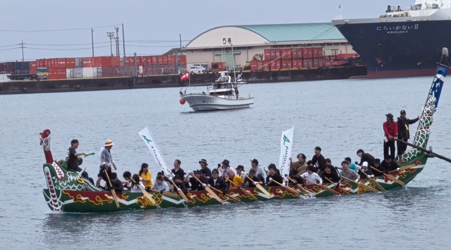 ＜ チーム一丸となってハーリー船を漕ぐ当社沖縄のメンバー！ みんながんばりました ＞
