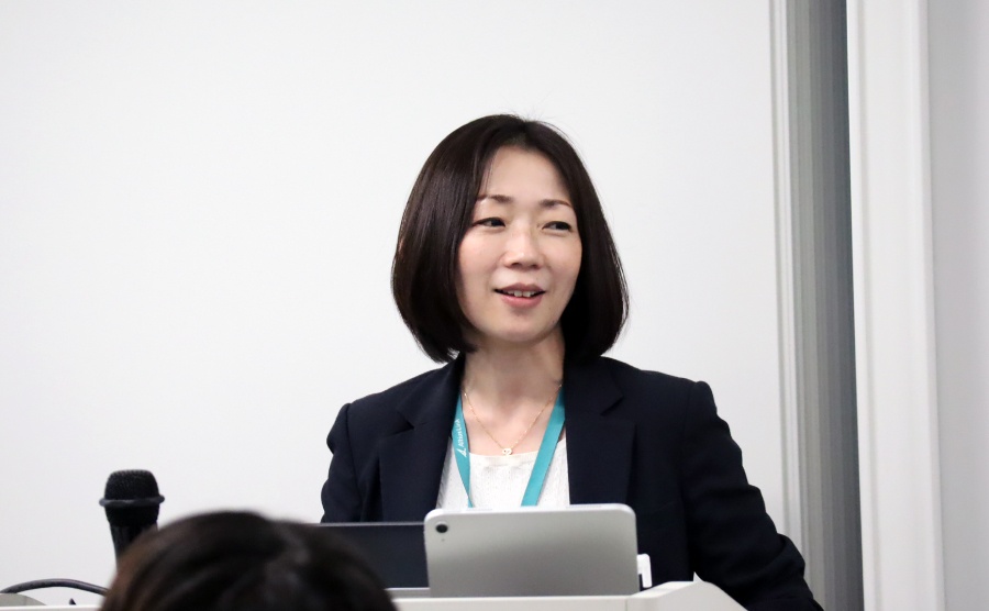＜ 新入社員一人ひとりを温かく見守る人事部長 ＞