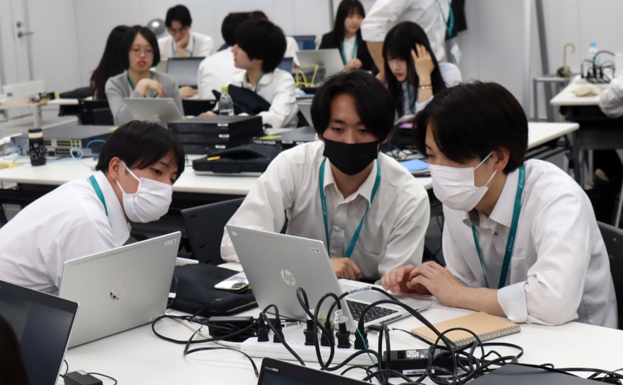 ＜ 実際に目で見て、触れながらネットワーク構築の手順を学びます ＞