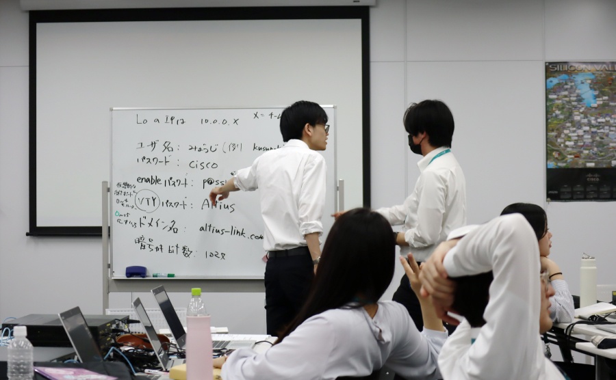 ＜ お互いにサポートし合いながら演習を進めていきます ＞