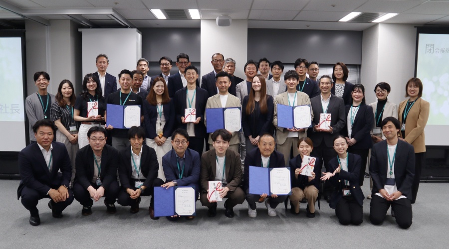 ＜会場にいる出場者と審査員全員で記念撮影＞
