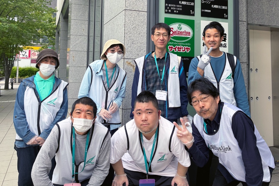 ＜最後は記念撮影！これからもきれいなまちづくりに貢献します＞
