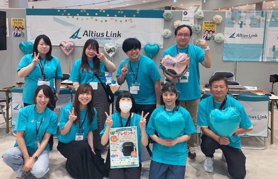 ＜ イベント終了後、運営スタッフで記念撮影！子どもたちとの交流を通じて、仕事の魅力を届けました ＞