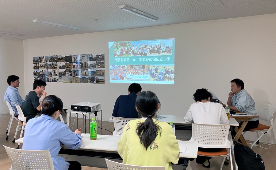 ＜ 開設の目的や事業内容、取り組みの工夫などを聴き、野蒜農園について理解を深めました ＞