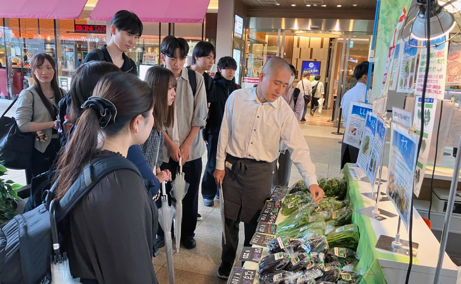 ＜ 前日に仙台駅で行われていた販売会を見学、野蒜農園のスタッフ自ら接客しています！ ＞