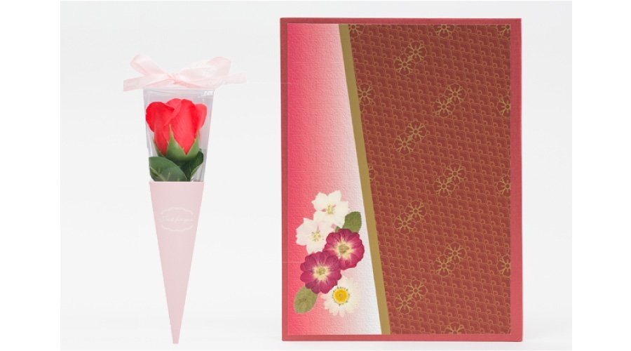 古典色の紅に、桜と扇の伝統模様を敷き詰めた
モダンで華やかなデザインの押し花台紙「紅花」セット
