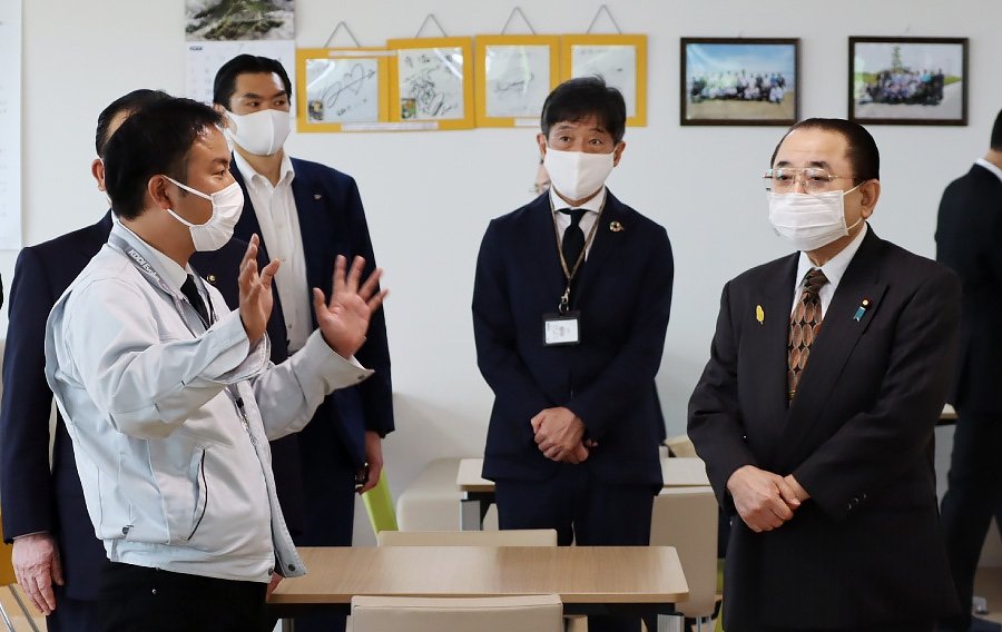 幸満つる郷の事業所内を視察する田中復興大臣（右）