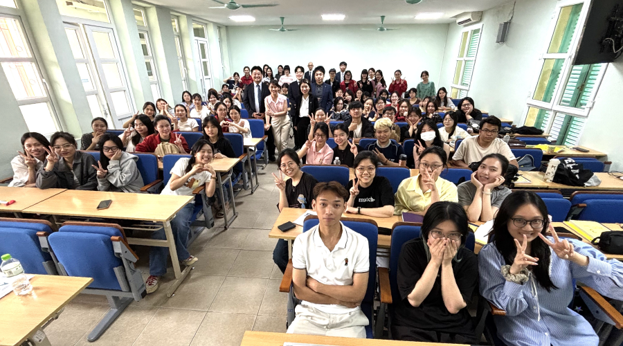 ＜参加されたハノイ大学の皆様＞