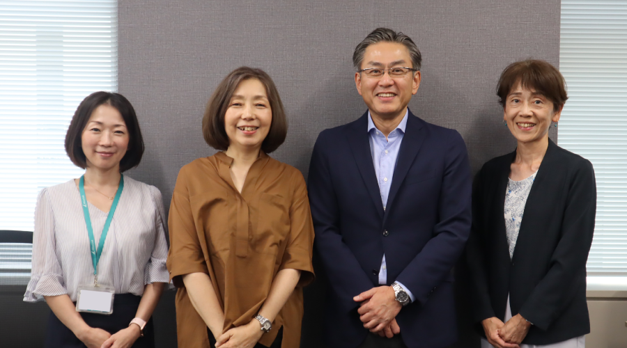 ＜講演会後に記念撮影。左から人財開発部 部長 中村直子、浜田敬子氏、前代表取締役社長 若槻肇、人事・法務統括本部 副統括本部長 永島朋子＞