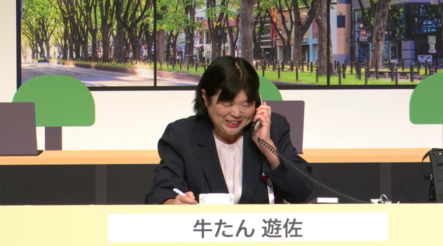 ＜競技中の様子。お客様からのお問合せに笑顔で応じます＞