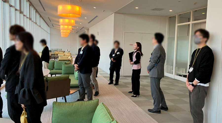 ＜やまがたワークプレイスのシンボルカラーのピンク色のベストを着用したアンバサダーが館内をご案内しました＞