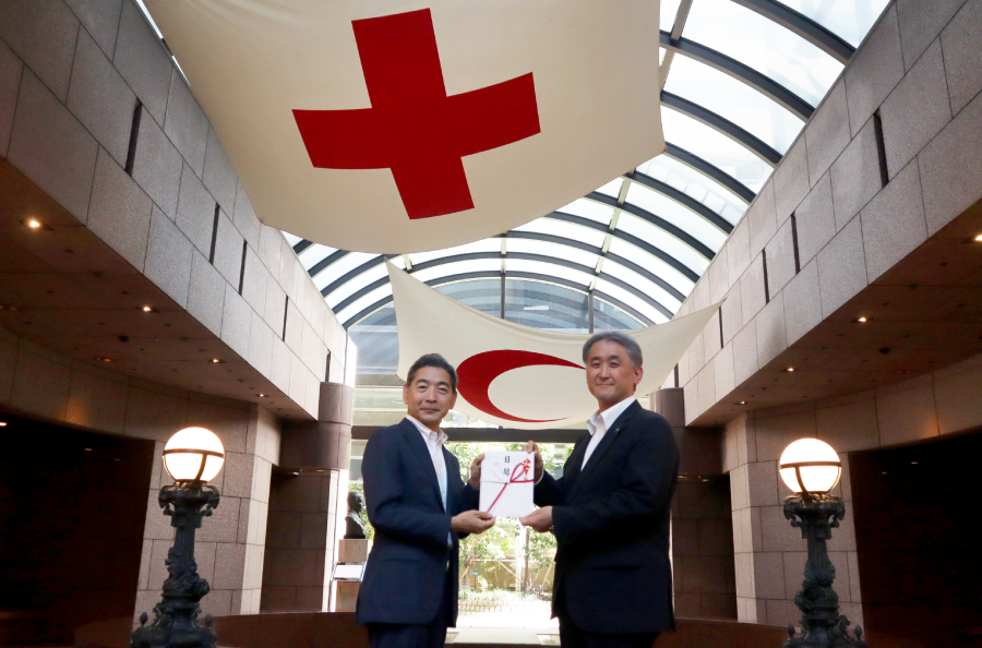 ＜（左から）CX2-CO事業統括本部 統括本部長 三宅 泰介、日本赤十字社 事業局 パートナーシップ推進部　部長 安江 一氏＞