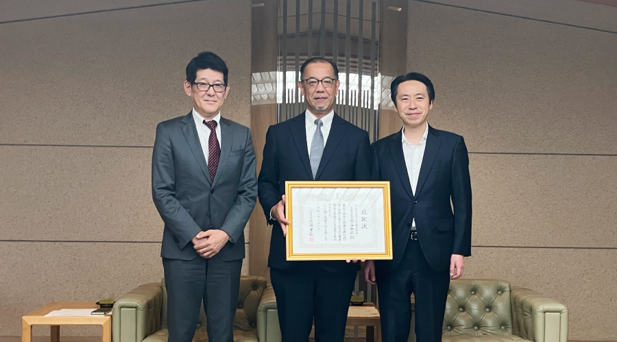 (右から山形市長 佐藤 孝弘様、アルティウスリンク代表取締役社長 那谷 雅敏、取締役執行役員 西尾 康)