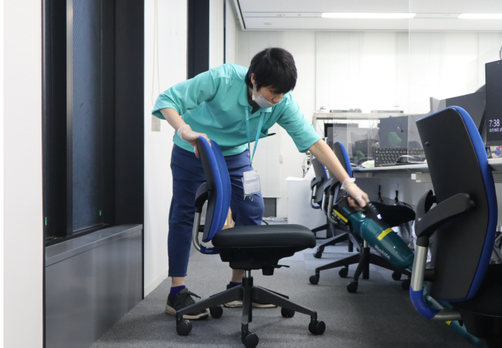 始業前にオフィスを清掃、働きやすい環境整備に貢献しています。