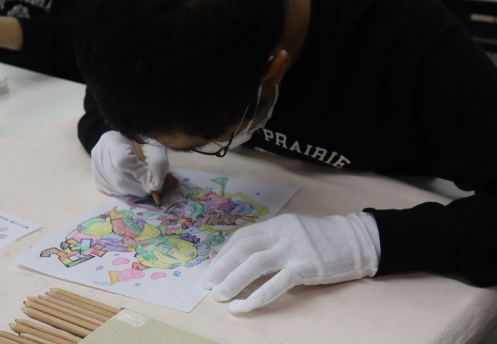 牛乳パックから紙を漉いて下絵をデザイン、グループ会社のカレンダーなどを手作りで制作しています。